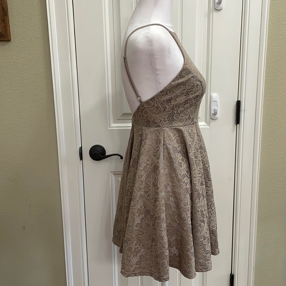 Windsor taupe lace dress.  S - Picture 3 of 7